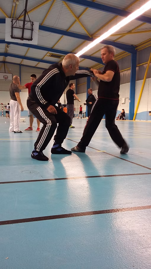 Deux adultes du club travaillant un exercice technique
